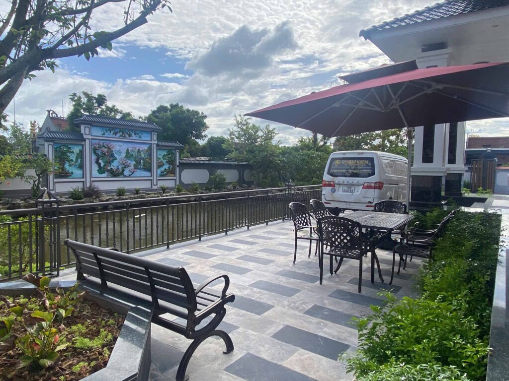 Bàn ghế sân vườn ngoài trời